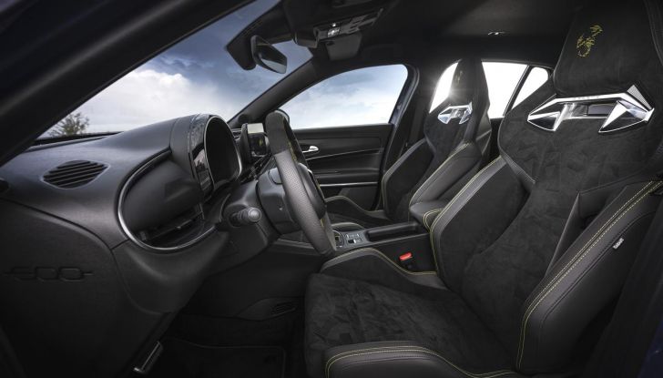 Nuova Abarth 600e: caratteristiche, design, abitacolo, motori, versioni, autonomia e prestazioni - Foto 19 di 131