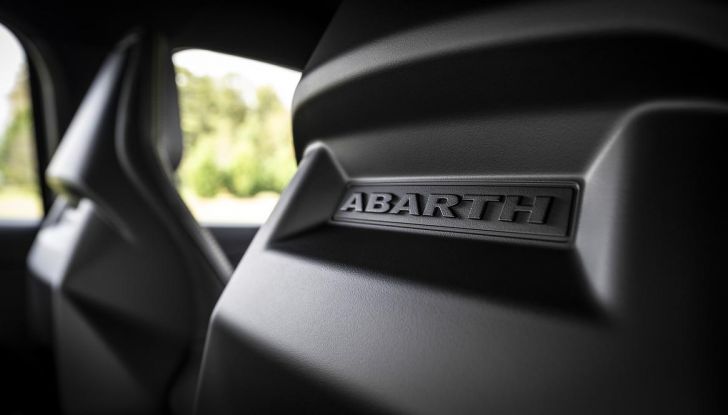 Nuova Abarth 600e: caratteristiche, design, abitacolo, motori, versioni, autonomia e prestazioni - Foto 67 di 131