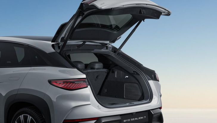 BYD Sealion 7: caratteristiche, design, abitacolo, versioni, motori e disponibilità - Foto 17 di 23
