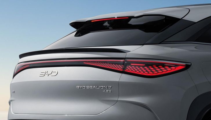 BYD Sealion 7: caratteristiche, design, abitacolo, versioni, motori e disponibilità - Foto 13 di 23
