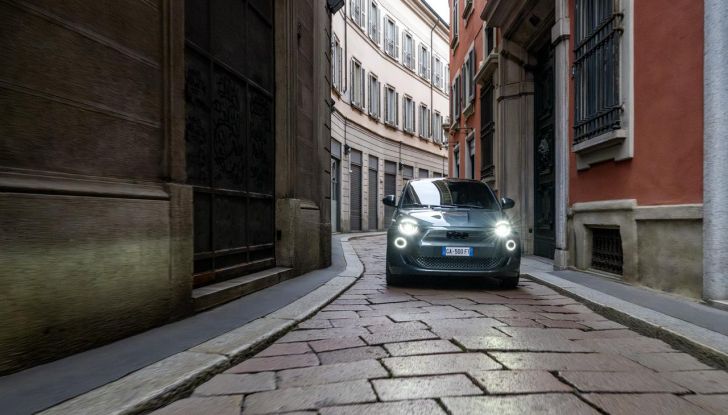 Fiat 500e Giorgio Armani Collector’s Edition: caratteristiche, design, abitacolo, motore, autonomia e prezzi - Foto 19 di 28