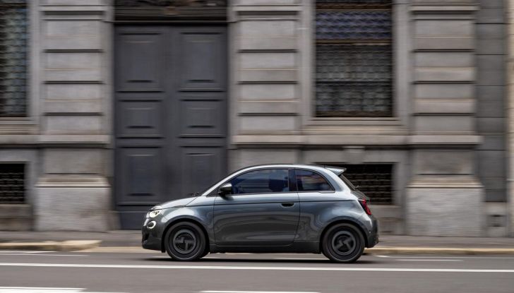 Fiat 500e Giorgio Armani Collector’s Edition: caratteristiche, design, abitacolo, motore, autonomia e prezzi - Foto 23 di 28