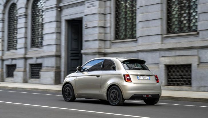 Fiat 500e Giorgio Armani Collector’s Edition: caratteristiche, design, abitacolo, motore, autonomia e prezzi - Foto 12 di 28