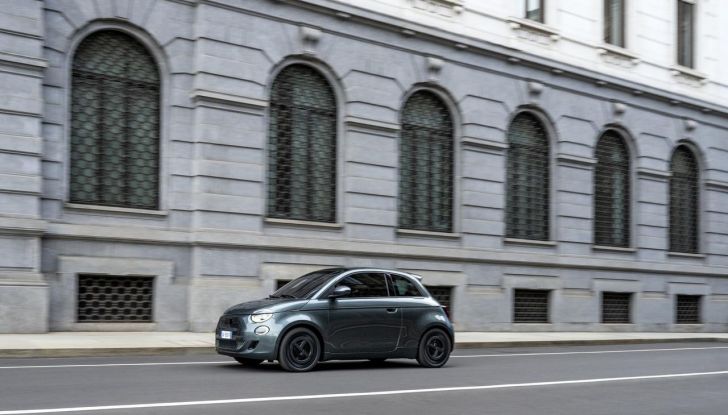 Fiat 500e Giorgio Armani Collector’s Edition: caratteristiche, design, abitacolo, motore, autonomia e prezzi - Foto 21 di 28