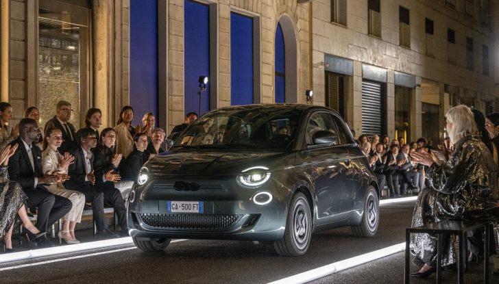 Fiat 500e Giorgio Armani Collector’s Edition: caratteristiche, design, abitacolo, motore, autonomia e prezzi - Foto 3 di 28