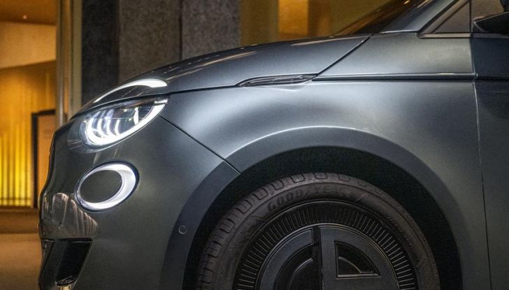 Fiat 500e Giorgio Armani Collector’s Edition: caratteristiche, design, abitacolo, motore, autonomia e prezzi - Foto 27 di 28
