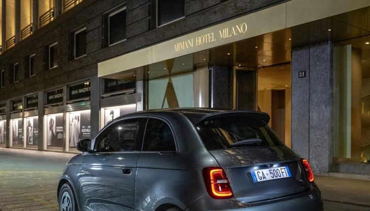 Fiat 500e Giorgio Armani Collector’s Edition: caratteristiche, design, abitacolo, motore, autonomia e prezzi - Foto 2 di 28