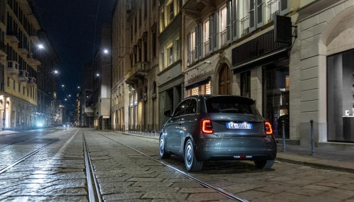 Fiat 500e Giorgio Armani Collector’s Edition: caratteristiche, design, abitacolo, motore, autonomia e prezzi - Foto 25 di 28