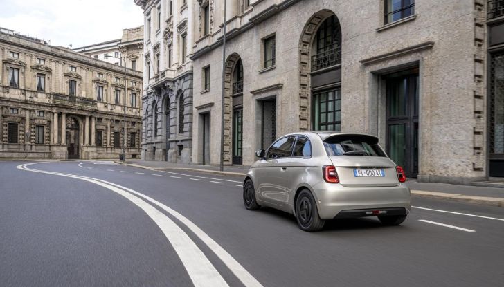 Fiat 500e Giorgio Armani Collector’s Edition: caratteristiche, design, abitacolo, motore, autonomia e prezzi - Foto 18 di 28