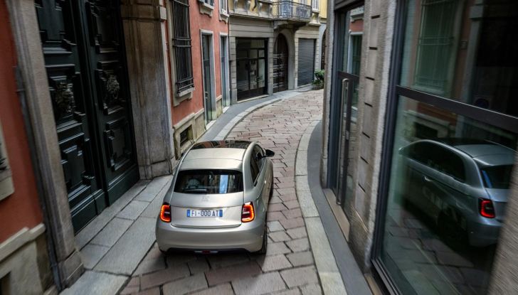 Fiat 500e Giorgio Armani Collector’s Edition: caratteristiche, design, abitacolo, motore, autonomia e prezzi - Foto 14 di 28