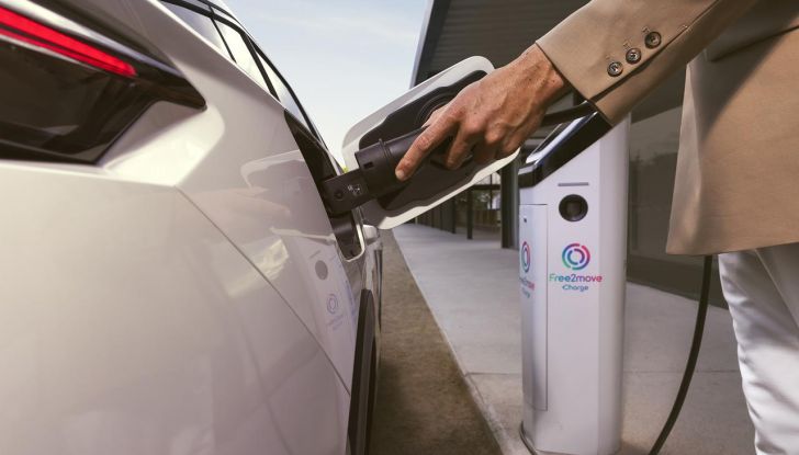 Peugeot E-408: caratteristiche, design, abitacolo, motore, autonomia e allestimenti - Foto 11 di 15