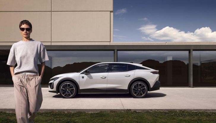 Peugeot E-408: caratteristiche, design, abitacolo, motore, autonomia e allestimenti - Foto 4 di 15