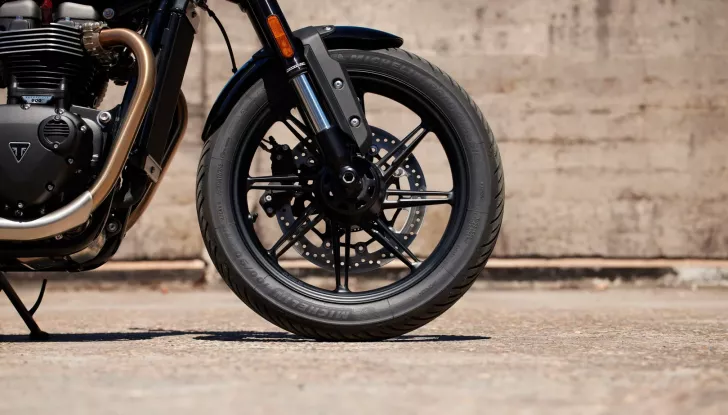 Triumph Speed Twin 900: le novità per il 2025 - Foto 5 di 11