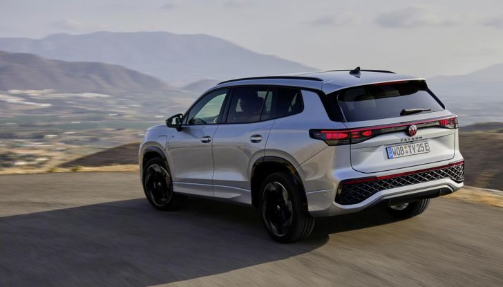 Nuovo Volkswagen Tayron: caratteristiche, design, abitacolo, allestimenti, motori e prezzo - Foto 2 di 127
