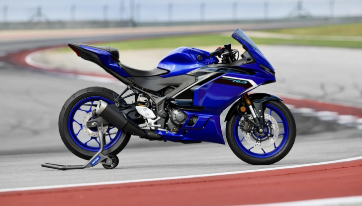 Yamaha YZF R3 2025: la nuova sportiva per giovani motociclisti - Foto 2 di 10