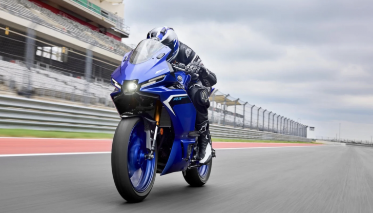 Yamaha YZF R3 2025: la nuova sportiva per giovani motociclisti - Foto 3 di 10