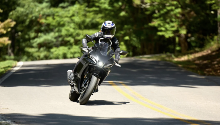 Yamaha YZF R3 2025: la nuova sportiva per giovani motociclisti - Foto 4 di 10