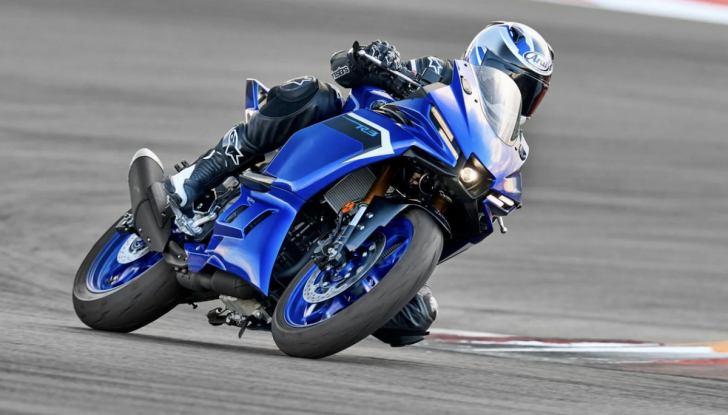 Yamaha YZF R3 2025: la nuova sportiva per giovani motociclisti - Foto 6 di 10
