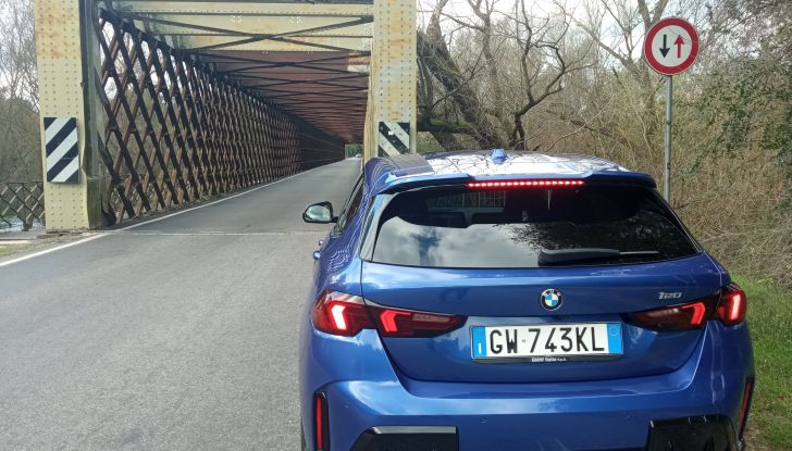Nuova BMW Serie 1 2025 prova su strada, motori, consumi e prezzi - Foto 12 di 25