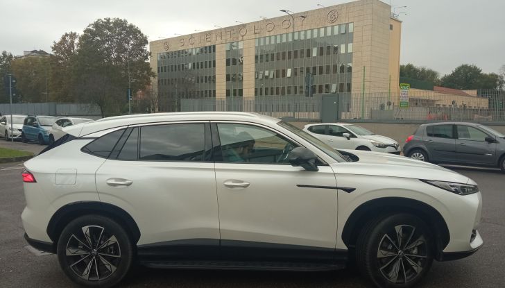 Prova su strada, motori e prezzi delle nuove MG EHS, HS e ZS - Foto 4 di 19