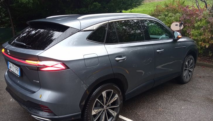 Prova su strada, motori e prezzi delle nuove MG EHS, HS e ZS - Foto 13 di 19