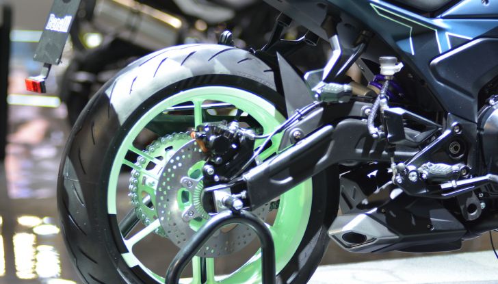 Benelli Leoncino Bobber 400: nuova power cruiser per il 2025 - Foto 25 di 65