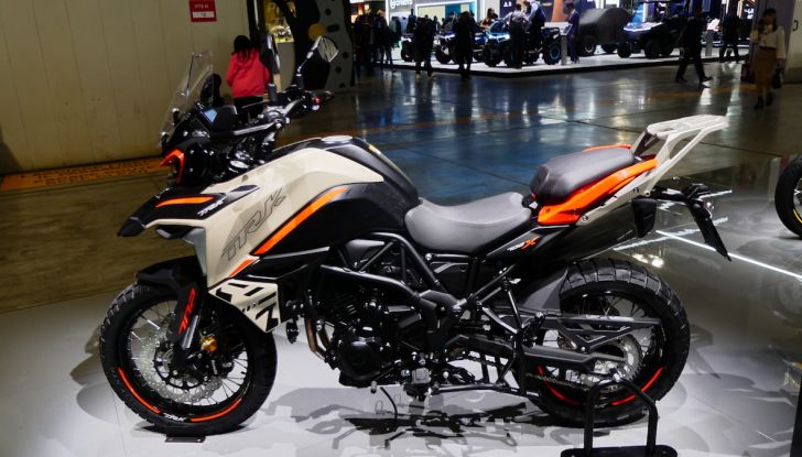 Benelli Leoncino Bobber 400: nuova power cruiser per il 2025 - Foto 39 di 65