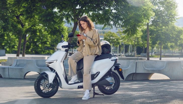 EICMA 2024: Honda presenta il CUV e - Foto 10 di 14