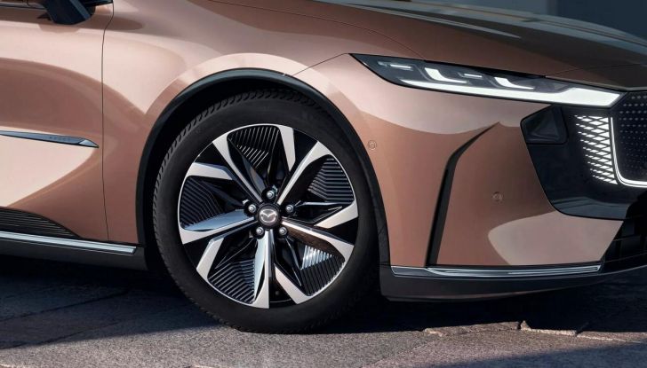 Mazda EZ-6: caratteristiche, design, abitacolo, versioni, motori, autonomia e prezzi - Foto 13 di 25