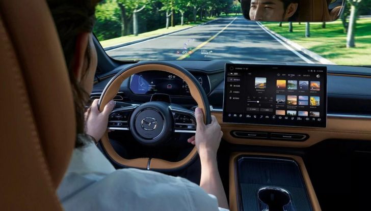 Mazda EZ-6: caratteristiche, design, abitacolo, versioni, motori, autonomia e prezzi - Foto 22 di 25