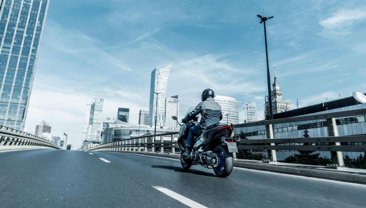 Yamaha NMAX 125 2025: caratteristiche, design, versioni, motore, prezzi e disponibilità - Foto 10 di 34