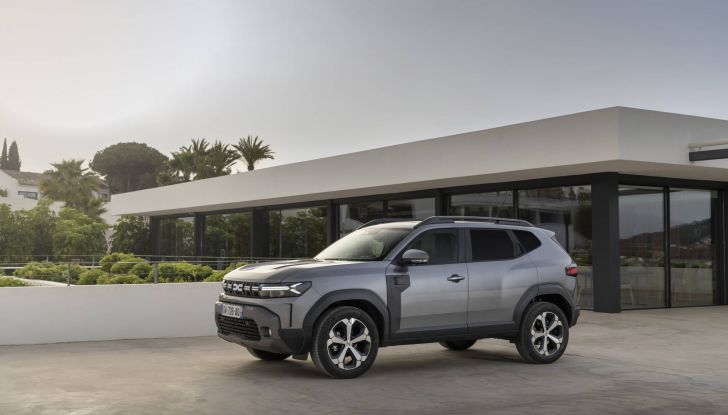 Dacia Duster tra le finaliste del premio Car of the Year 2025 - Foto 1 di 10
