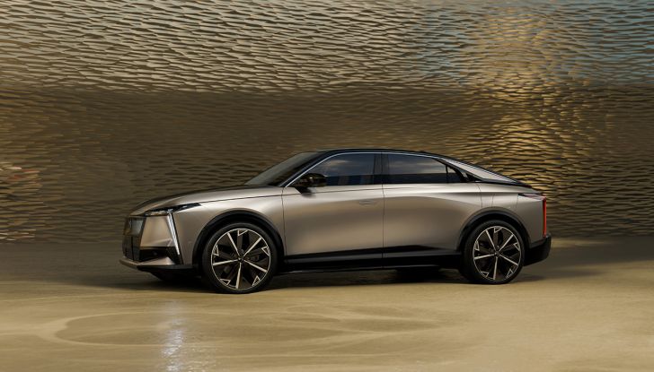 DS N°8 2025: il nuovo crossover elettrico francese prodotto in Italia e con 750 km di autonomia - Foto 1 di 15