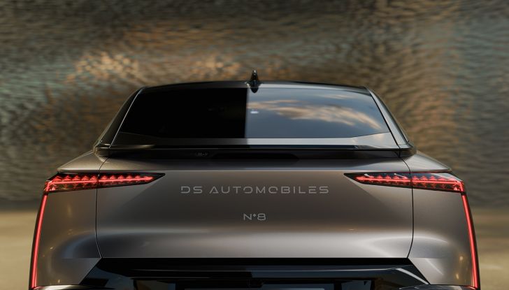 DS N°8 2025: il nuovo crossover elettrico francese prodotto in Italia e con 750 km di autonomia - Foto 12 di 15