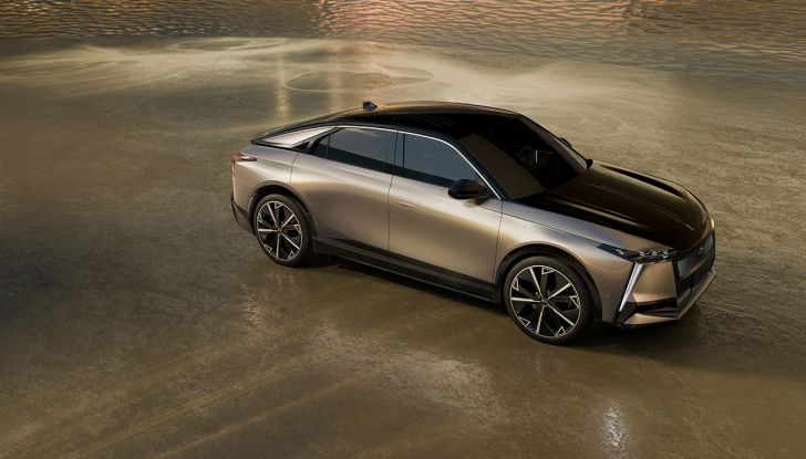 DS N°8 2025: il nuovo crossover elettrico francese prodotto in Italia e con 750 km di autonomia - Foto 3 di 15