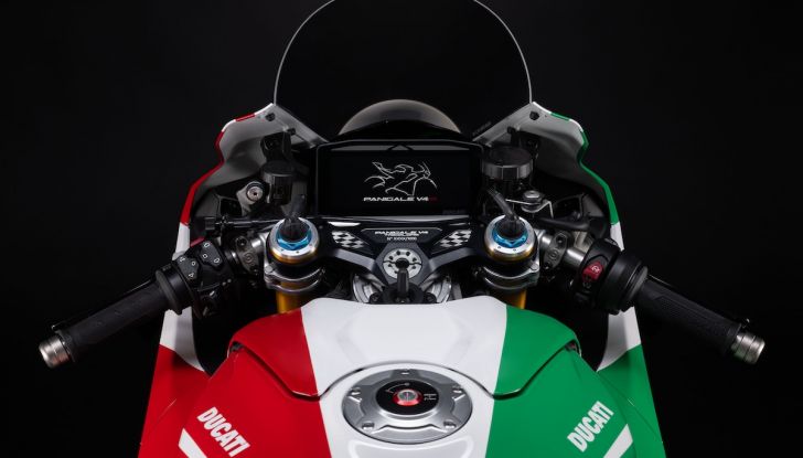Ducati Panigale V4 Tricolore: una moto da collezione per celebrare il Made in Italy - Foto 2 di 6