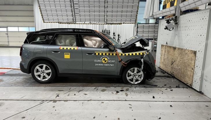Mini Countryman 2024: 5 stelle Euro NCAP per la sicurezza di tutta la famiglia - Foto 2 di 13