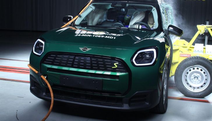 Mini Countryman 2024: 5 stelle Euro NCAP per la sicurezza di tutta la famiglia - Foto 5 di 13