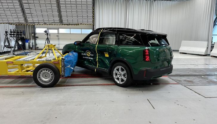 Mini Countryman 2024: 5 stelle Euro NCAP per la sicurezza di tutta la famiglia - Foto 3 di 13