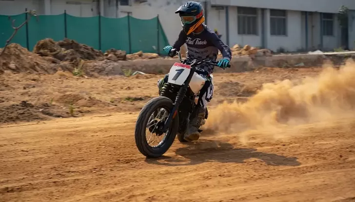 La Royal Enfield FT450: la moto per dominare il Flat Track - Foto 3 di 3