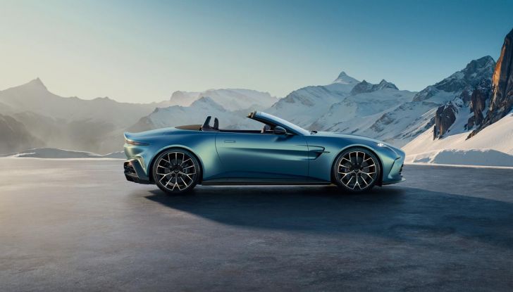 Aston Martin Vantage Roadster: 665 CV di pura adrenalina a cielo aperto - Foto 10 di 24