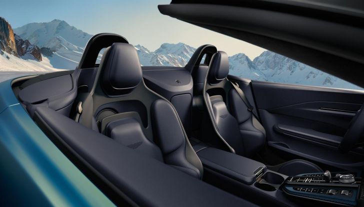 Aston Martin Vantage Roadster: 665 CV di pura adrenalina a cielo aperto - Foto 15 di 24