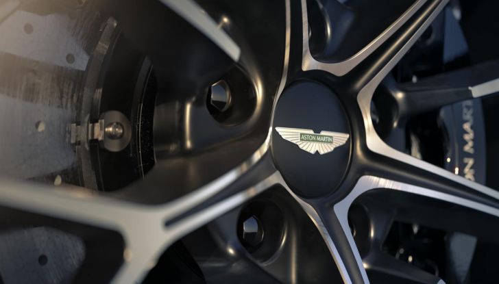 Aston Martin Vantage Roadster: 665 CV di pura adrenalina a cielo aperto - Foto 24 di 24