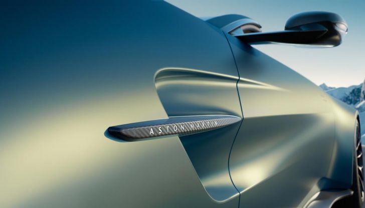 Aston Martin Vantage Roadster: 665 CV di pura adrenalina a cielo aperto - Foto 22 di 24