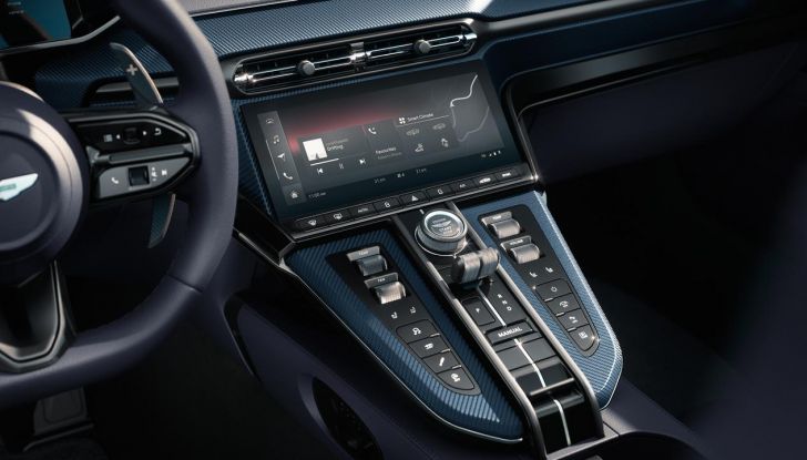 Aston Martin Vantage Roadster: 665 CV di pura adrenalina a cielo aperto - Foto 16 di 24