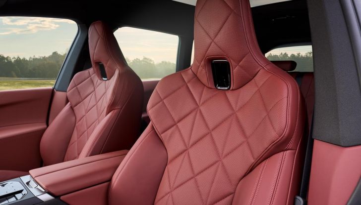 BMW iX 2026 raddoppia: più potenza, autonomia superiore e nuovo look - Foto 2 di 90