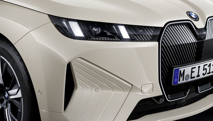 BMW iX 2026 raddoppia: più potenza, autonomia superiore e nuovo look - Foto 11 di 90