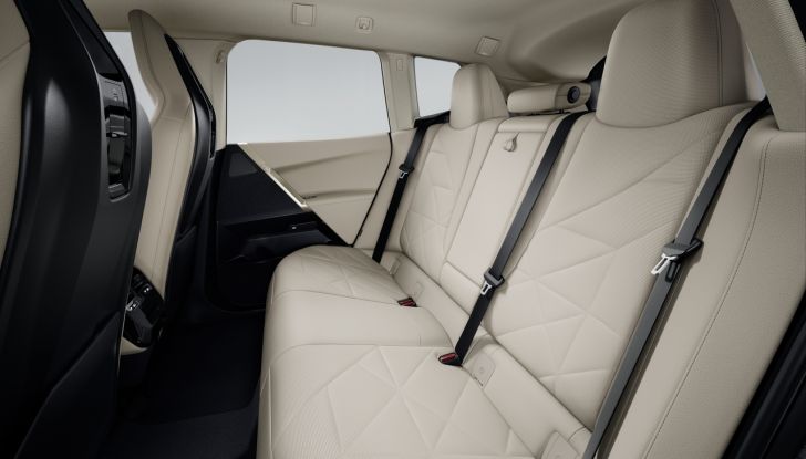 BMW iX 2026 raddoppia: più potenza, autonomia superiore e nuovo look - Foto 15 di 90