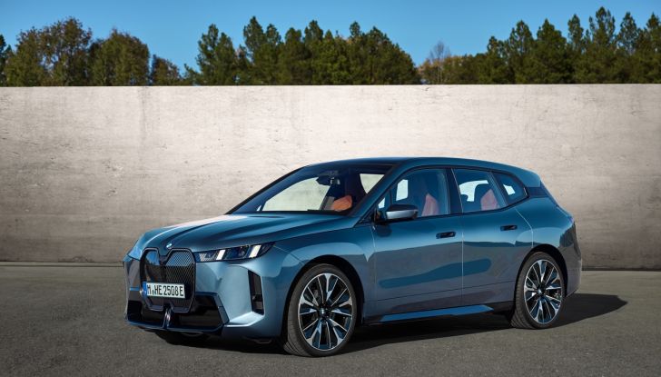 BMW iX 2026 raddoppia: più potenza, autonomia superiore e nuovo look - Foto 16 di 90