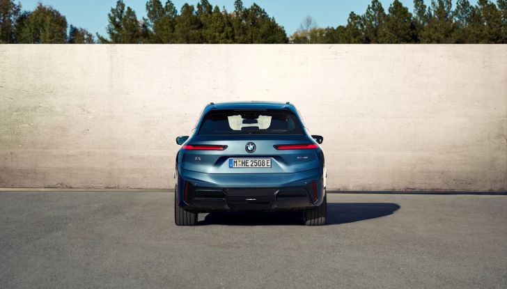 BMW iX 2026 raddoppia: più potenza, autonomia superiore e nuovo look - Foto 21 di 90